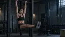 Hanging leg raise med strakte ben løftet vandret fra hæng i en stang