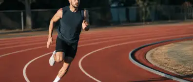 Løbetest på atletikbane