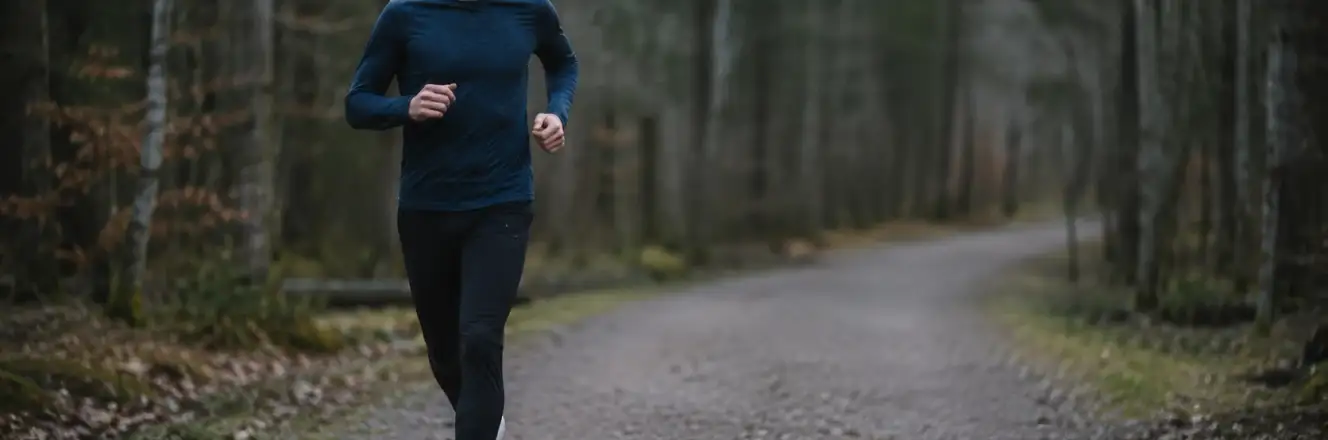 Roligt løb på grusvej i skov