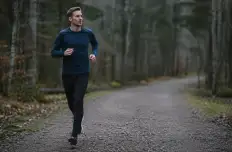 Roligt løb på grusvej i skov