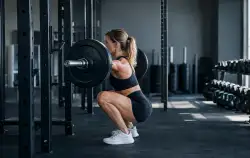 Squat med vægtstang i træningscenter